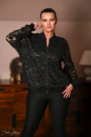 ELEGANCKA BLUZA BENI GIPIUROWA Z FLOKIEM CZARNA