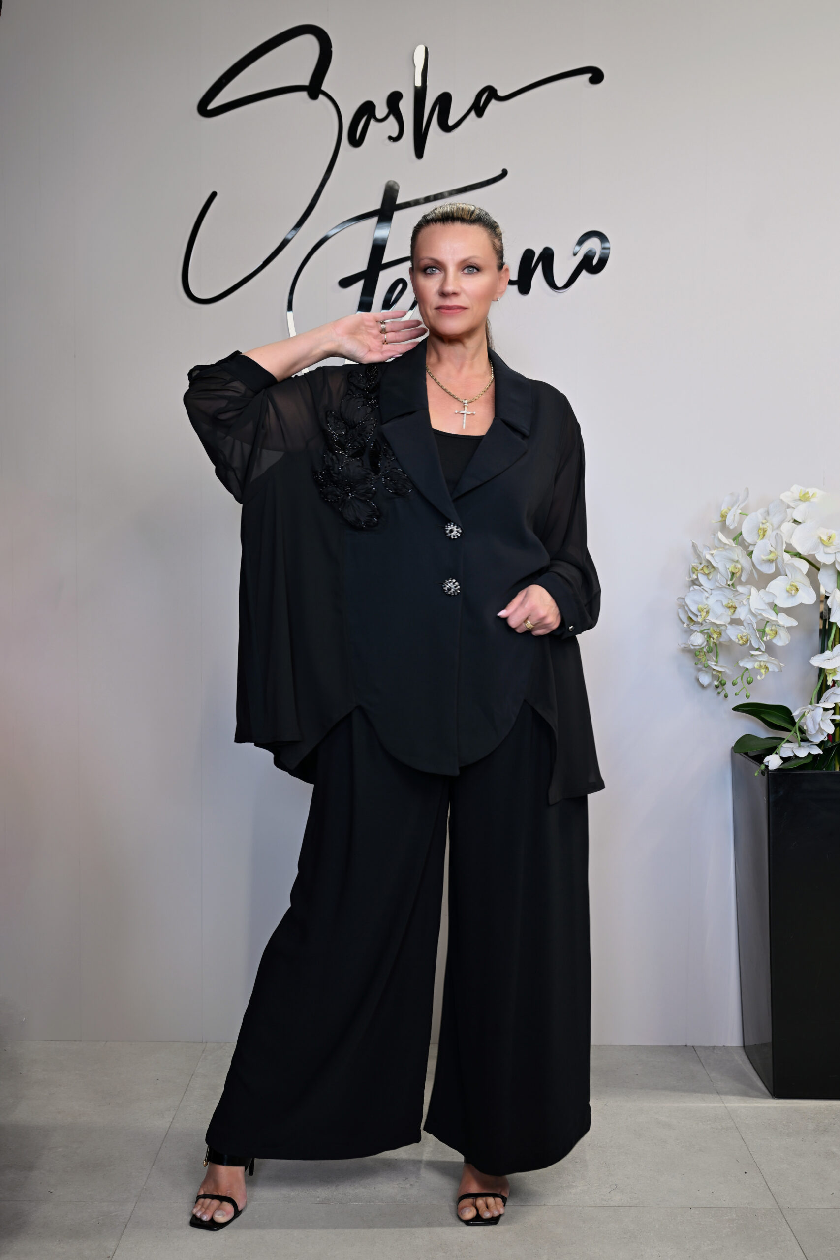 ELEGANCKI GARNITUR CZARNY Z DEKORATYWNYM KWIATEM - obrazek 3